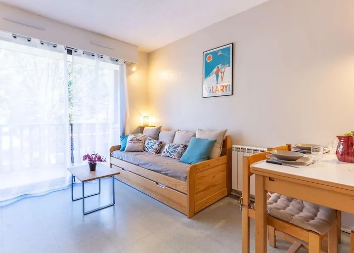 Lumineux Avec Balcon, Près Des Commerces Et Du Télécabine à - Fr-1-296-458 Appartement *