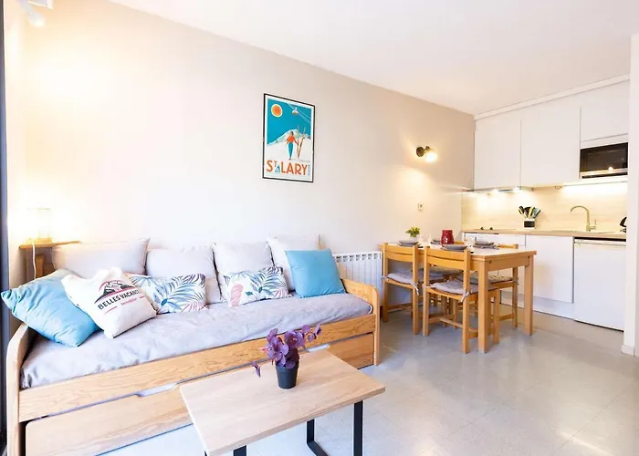 Lumineux Avec Balcon, Près Des Commerces Et Du Télécabine à - Fr-1-296-458 Appartement *